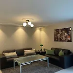 Newly Renovated By The Beach, Beatiful Garden And Free Parking فيلة *