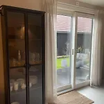 Newly Renovated By The Beach, Beatiful Garden And Free Parking