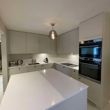 Newly Renovated By The Beach, Beatiful Garden And Free Parking Villa *