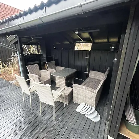 Newly Renovated By The Beach, Beatiful Garden And Free Parking *