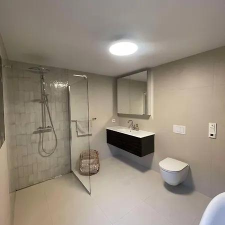 Newly Renovated By The Beach, Beatiful Garden And Free Parking Villa *